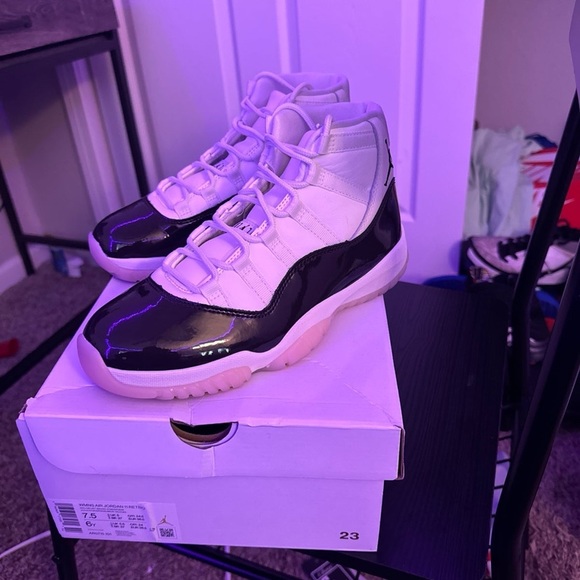 Jordan 11’s Neapolitan - Picture 2 of 3